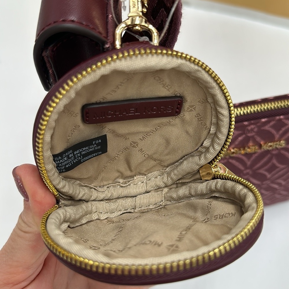 MICHAEL KORS Jet Set Travel Small Logo Jacquard
Crossbody With Tech Attach - Picture 9 of 16